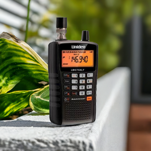 Uniden ubc75xlt air band handheld scanner.