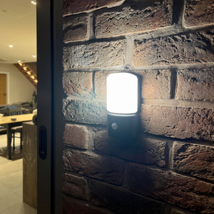 Battery Outdoor Security Light with PIR Sensor
