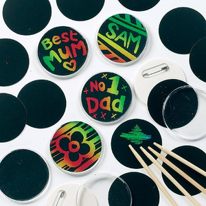 Button pins met krasfolie