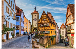 Spitalgasse street with Plonlein half-timbered building in the middle and Siebers Tower