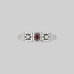 MARY. Garnet & Pearl Trilogy Ring - Silver - Silver / Medium