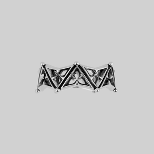 VIKTOR. Gothic Trefoil Ring Band - Silver - Silver / XLarge