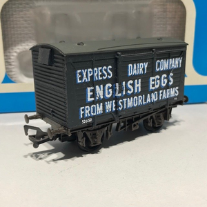 Airfix 54301-7 12 Ton Vent Van Express Dairy Boxed