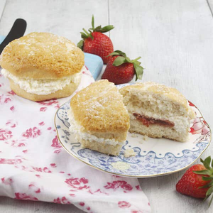 Cream & Strawberry Jam Scones (pack of 2)