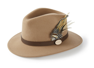 The Suffolk Fedora in Camel (Fawn Feather)