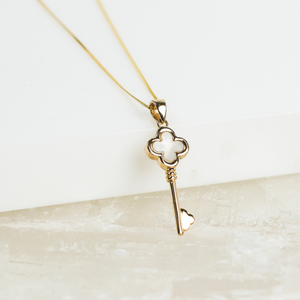 New 9ct Yellow Gold Mother Of Pearl Clover Key & 18" Necklace