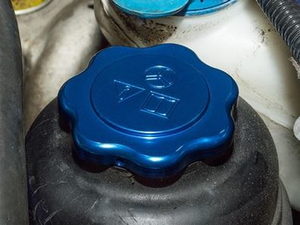DA8895 - Blue Anodised Power Steering Reservoir Cap for Defender - Fits All Years - Standard Fitment