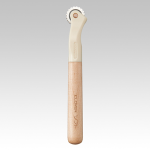 Roulette de traçage dentelure arrondie et manche en bois Clover