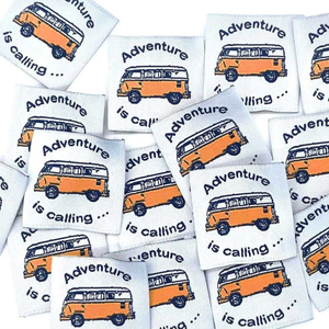 Lot de 5 étiquettes tissées à coudre Adventure is Calling