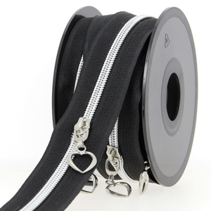 Rouleau de 5 mètres de fermeture nylon 5 mm avec tirettes coeurs - Noir et argent