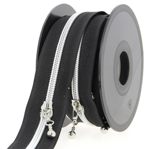 Rouleau de 5 mètres de fermeture nylon 5 mm avec tirettes rondes - Noir et argent