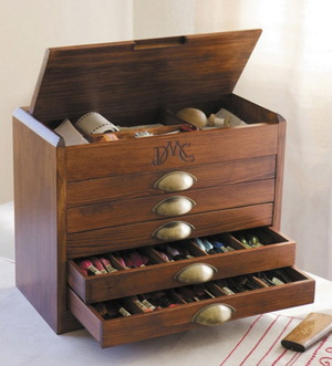 Meuble vintage en bois DMC avec 500 moulinés