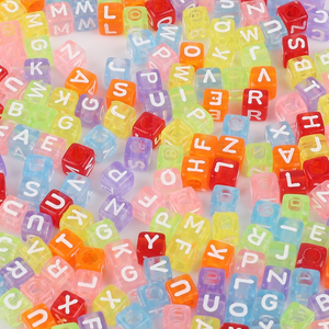 Sachet de 100 perles carrées couleurs - Lettres blanches