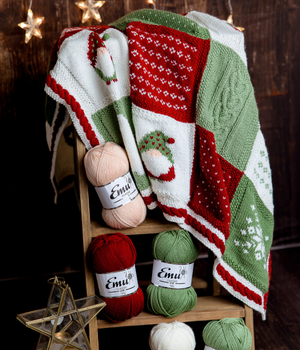 Cosy Claus Blanket in Emu Classic DK (1080)
