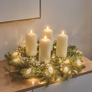 Beleuchteter Weihnachtskranz mit TruGlow® Kerzen, Tannenzapfen und weißen Beeren