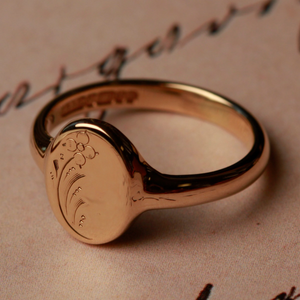 Pre-Owned Vintage 1989 9ct Gold Engraved Oval Signet Ring