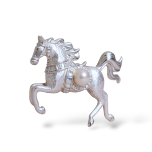 Gallant Stallion Pearl Brooch-Pendant / Silver (Letter Ö)