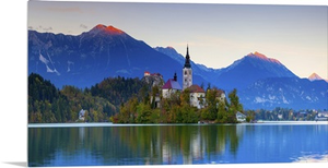Slovenia, Bled Island with the Church of the Assumption and Bled Castle