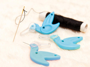 Enfile aiguille oiseau avec coupe-fil