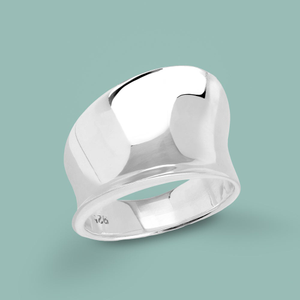 Portrait Series 1 Silver Round Curved Ring