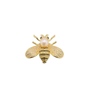 Natural Freshwater Pearl Bee Brooch (one size)
