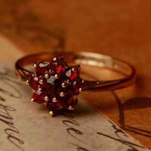 Pre-Owned Vintage 1976 9ct Yellow Gold Garnet Cluster Ring