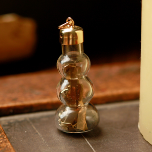 Pre-Owned Vintage 1977 9ct Yellow Gold Filings Bottle Charm