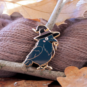 Pin's support de marqueur de maille - L'assistant de la sorcière - Corbeau