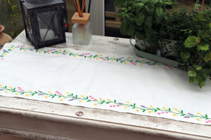 Trimits Daisy Chain Table Runner Embroidery Kit