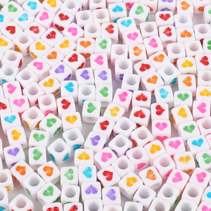 Sachet de 100 perles carrées blanches - Coeurs multicolores