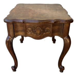 Late 20th Century Bernhardt French Provincial Side Table / End Table With Burlwood Inlay Scallop Top